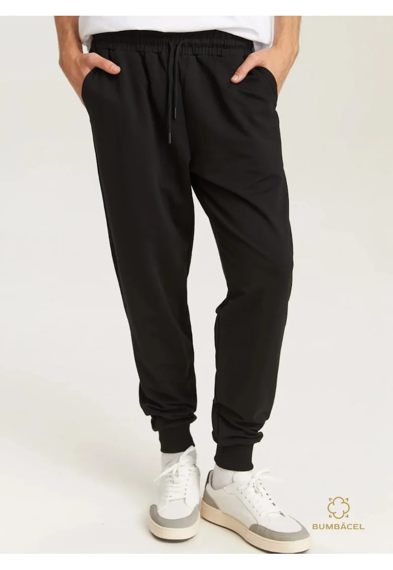 Pantaloni din bumbac, cu buzunare laterale si manseta elastica, pentru barbati
