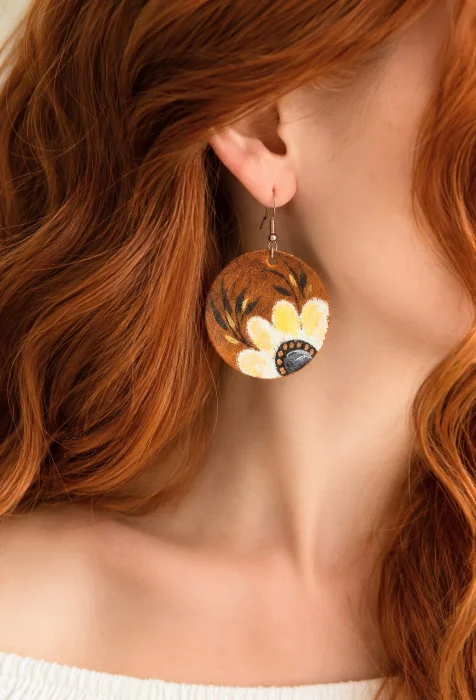 Cercei handmade ,din piele naturala  ,pictati manual cu crizantema,unicat