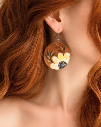 Cercei handmade ,din piele naturala  ,pictati manual cu crizantema,unicat