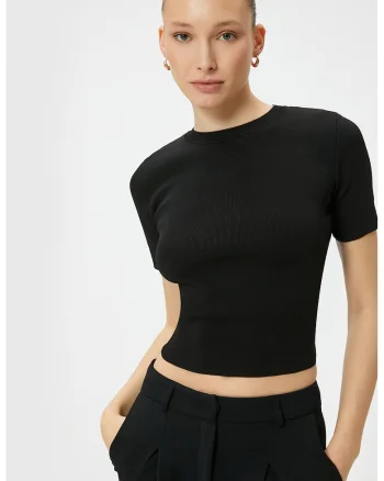 Tricou slim fit cu decolteu la baza gatului, Negru