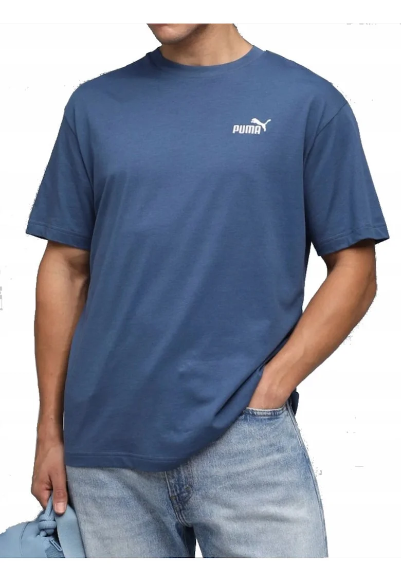 Tricou cu decolteu la baza gatului si logo in piept