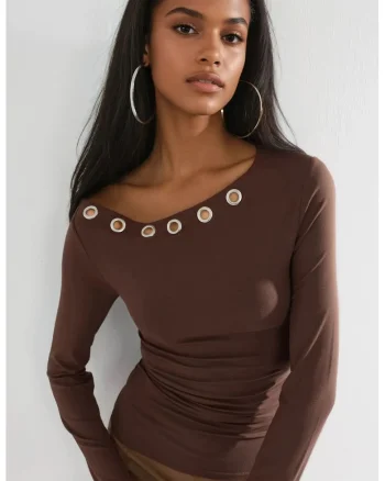 Bluza dama,  maneca lunga, viscoza/elastan, decolteu barcuta, detalii cu perle, maro cafeniu