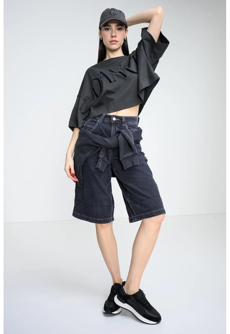 Tricou crop cu maneci cazute si imprimeu text, Gri antracit