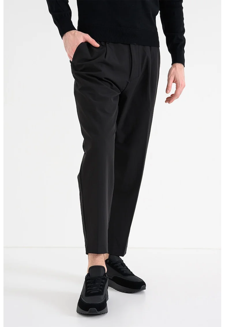Pantaloni conici, Negru
