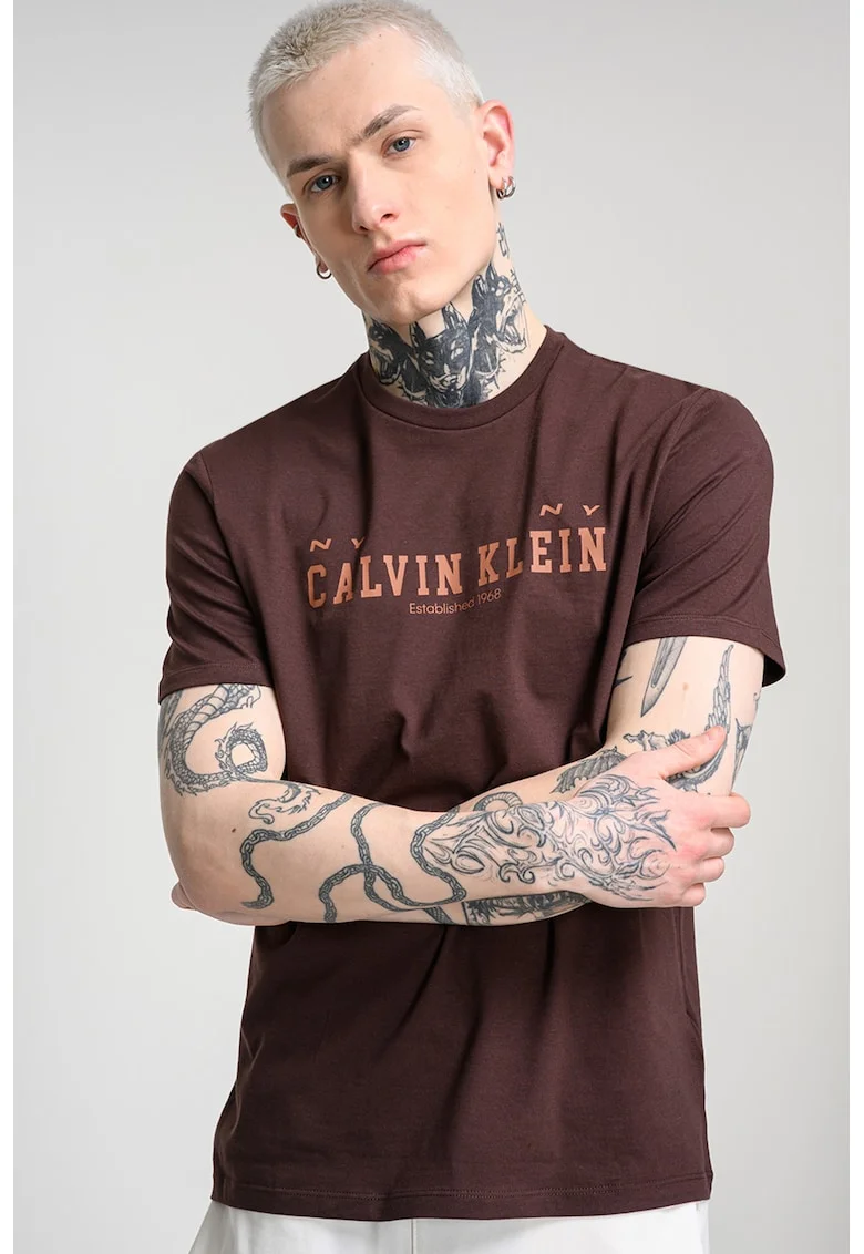 Tricou de bumbac cu decolteu la baza gatului si logo, Maro inchis