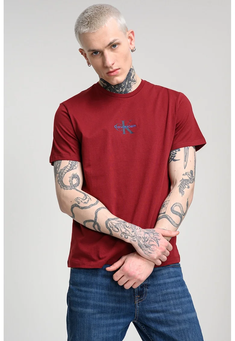 Tricou cu decolteu la baza gatului si logo, Visiniu