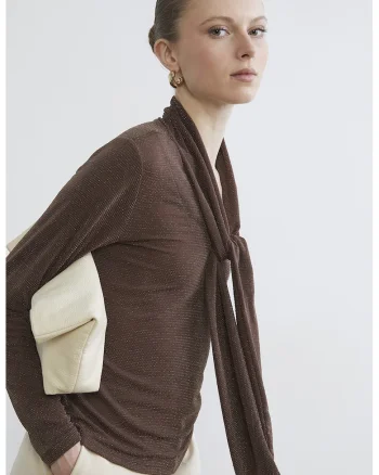 Bluza cu aspect stralucitor si guler tip esarfa