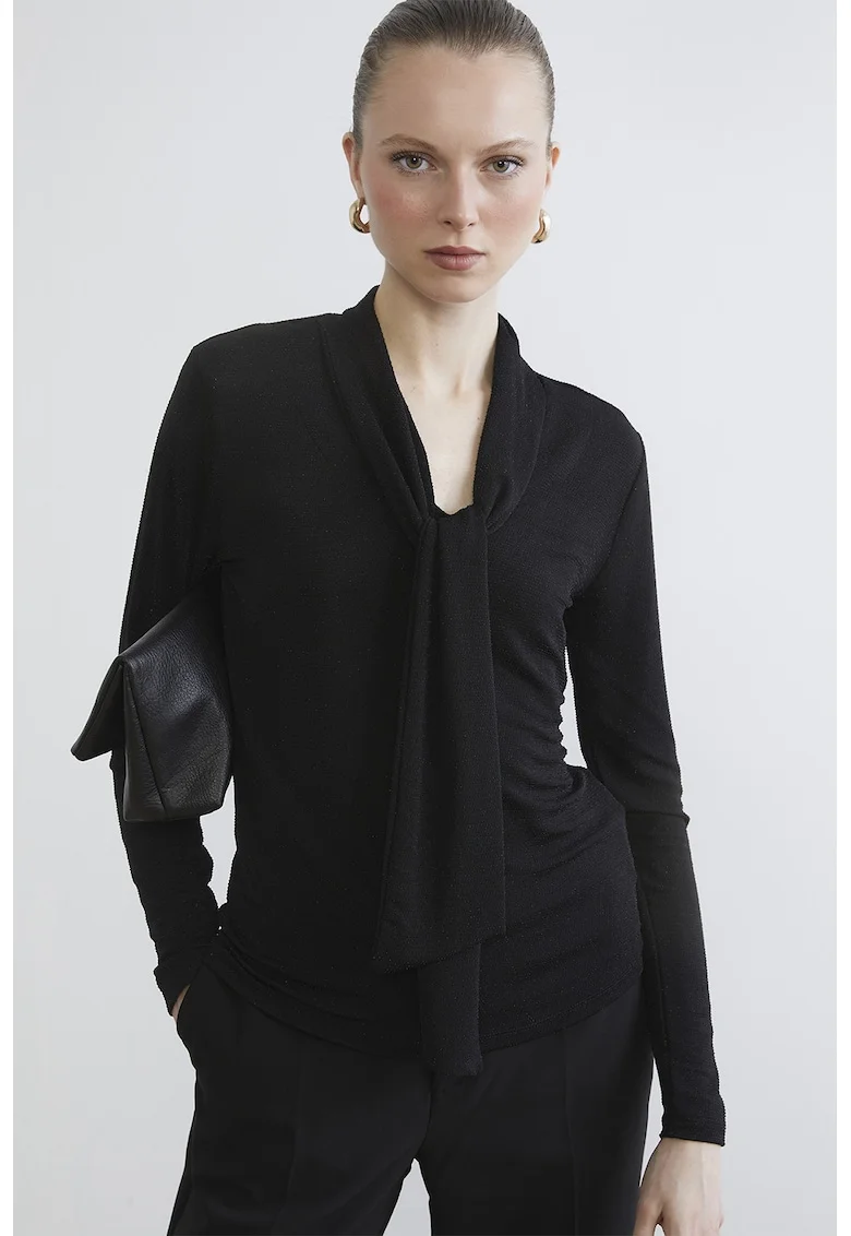 Bluza cu aspect stralucitor si guler tip esarfa
