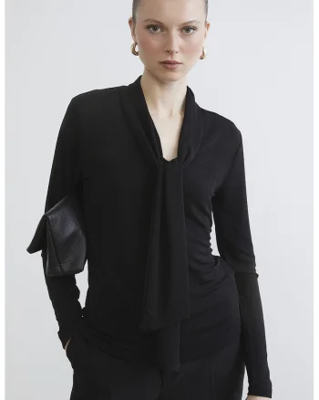 Bluza cu aspect stralucitor si guler tip esarfa