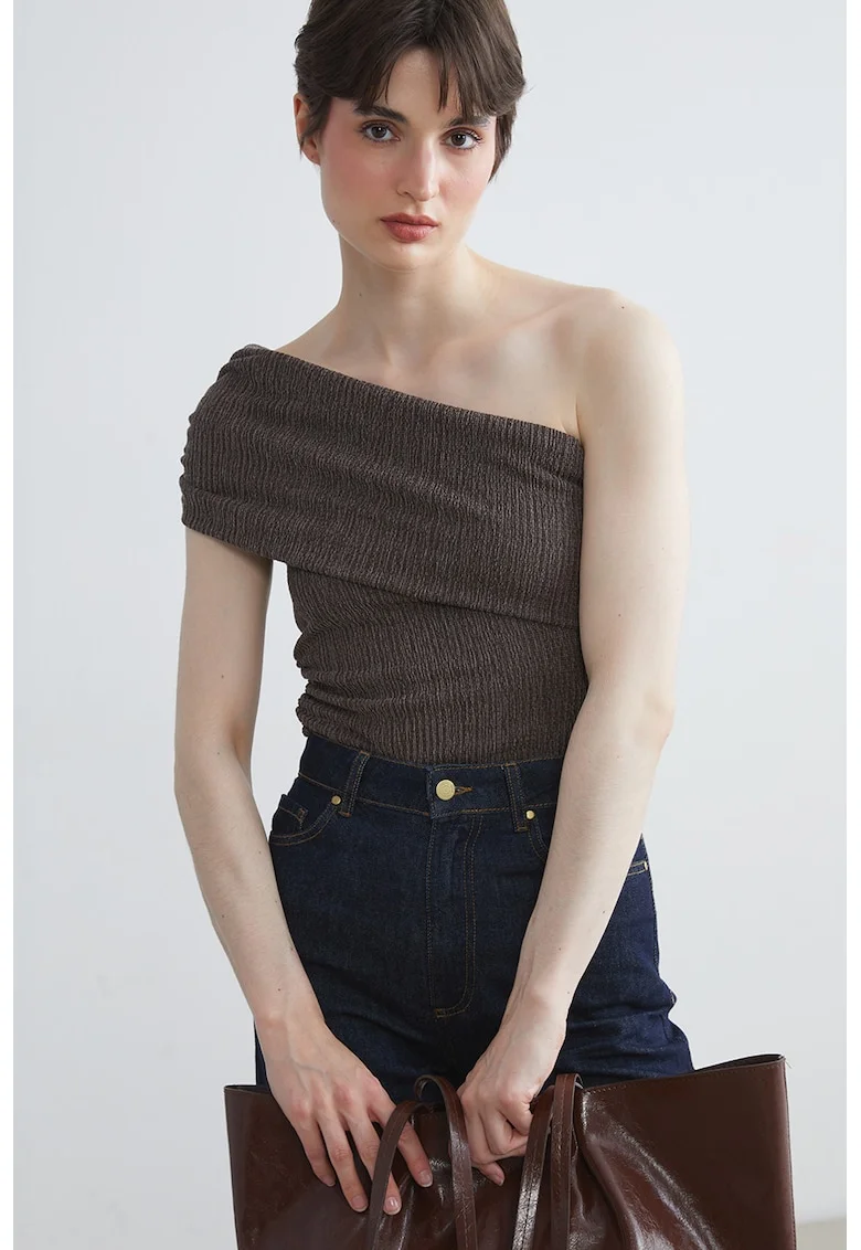 Bluza texturata cu decolteu pe un umar, Maro inchis