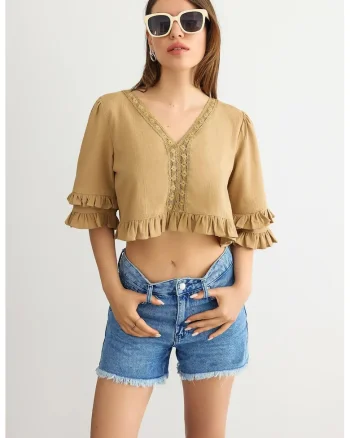 Bluza scurta,  decolteu in V, volane, maro, bumbac