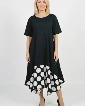 Rochie midi lejera oversize din vascoza, cu croi amplu si colturi, neagra cu buline albe
