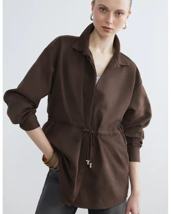Camasa cu un cordon, Maro