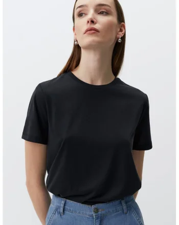 Tricou din amestec de modal cu decolteu la baza gatului