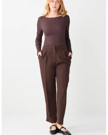 Pantaloni cu croiala conica si pensa, Maro inchis