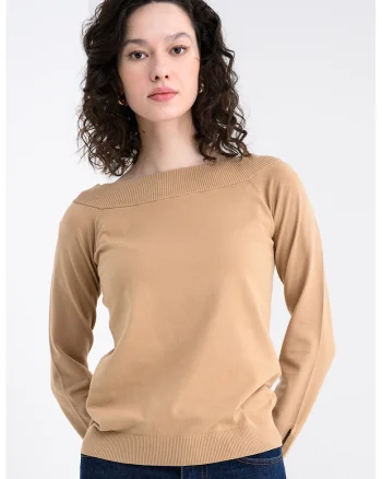 Pulover cu decolteu barcuta, Maro camel