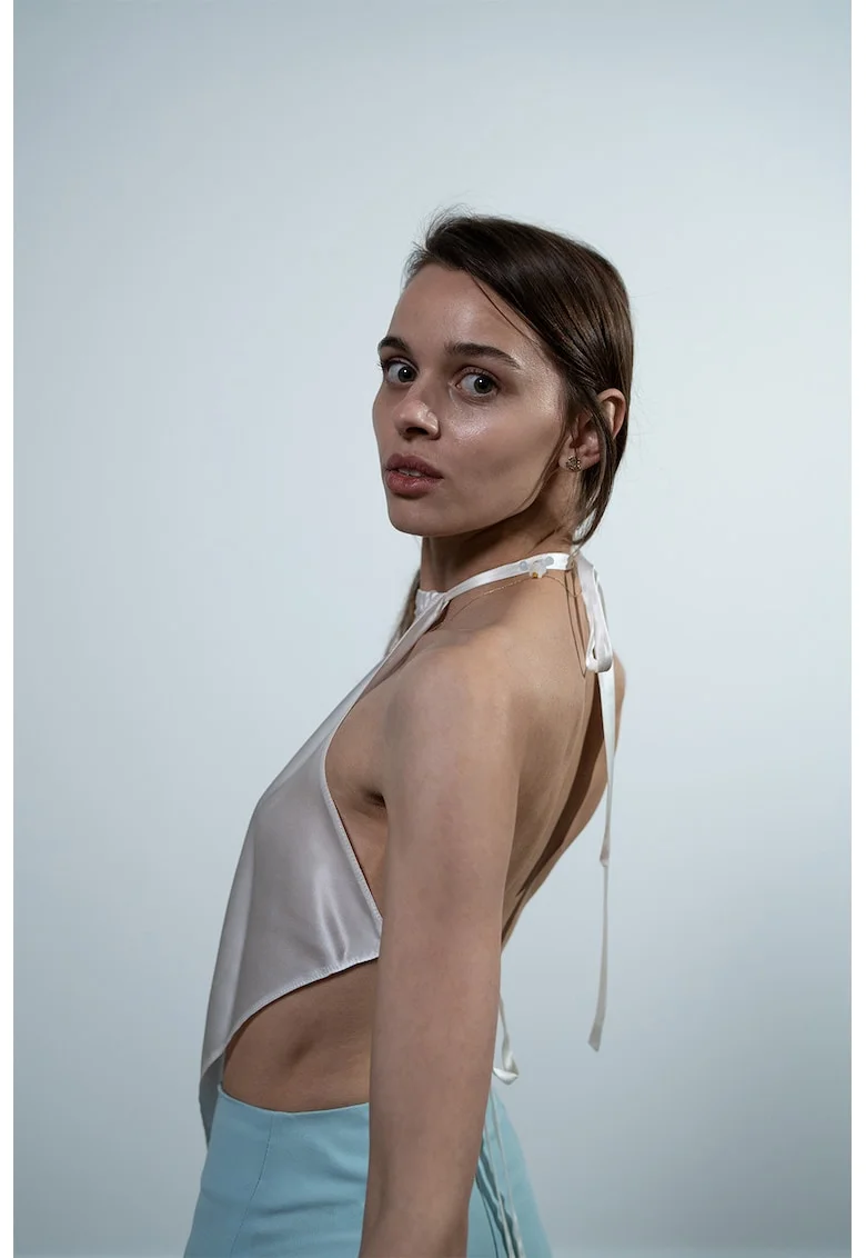 Top de matase cu decolteu halter, Alb