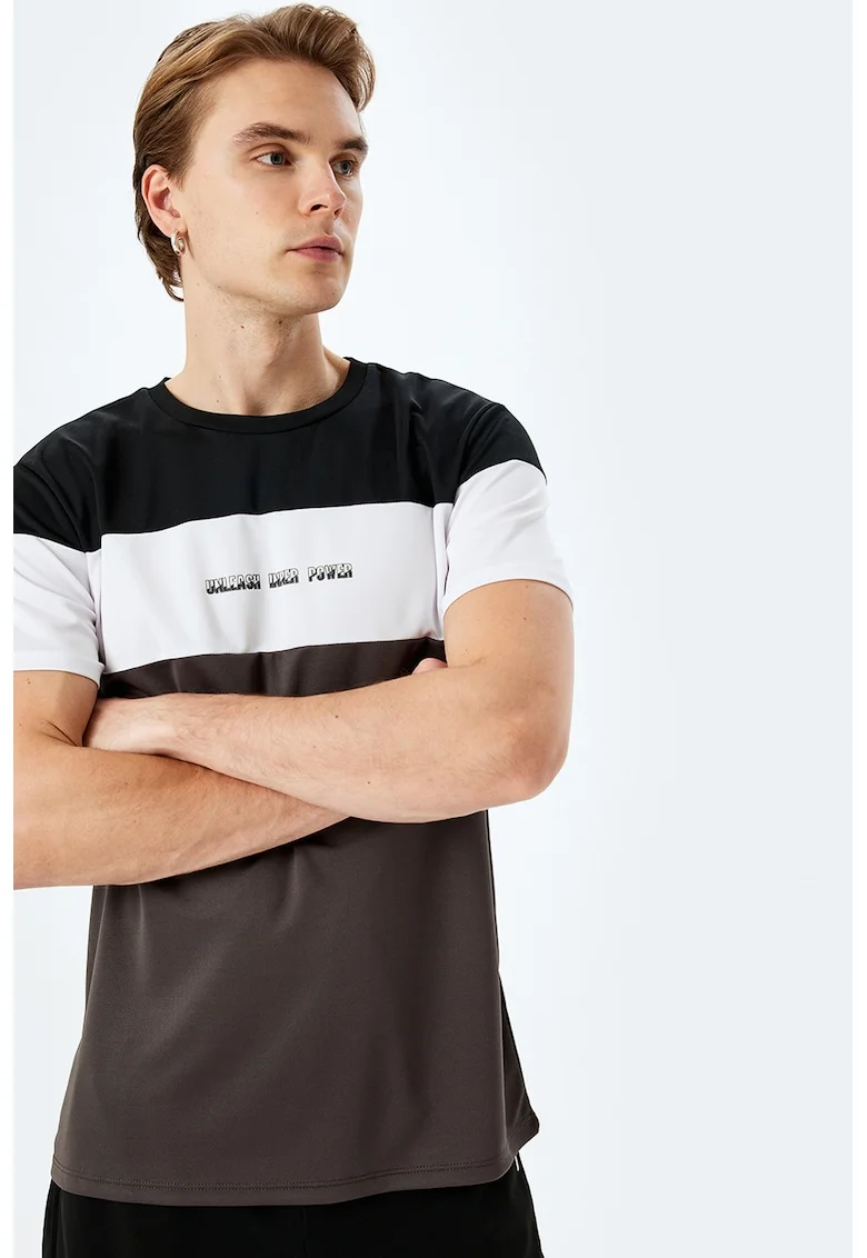 Tricou cu decolteu la baza gatului si text, Alb/Maro inchis/Negru