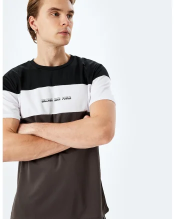 Tricou cu decolteu la baza gatului si text, Alb/Maro inchis/Negru