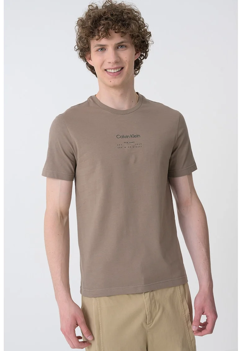 Tricou cu decolteu la baza gatului si imprimeu logo, Maro inchis