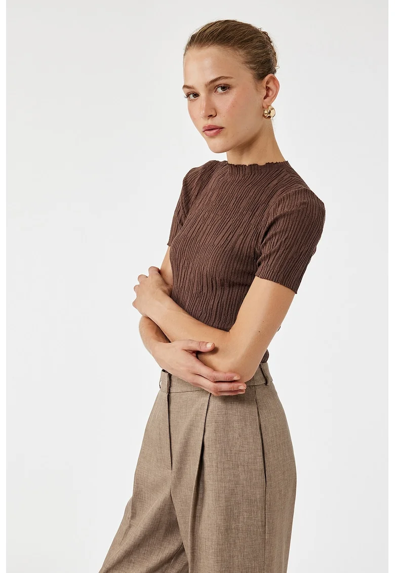 Pulover cambrat cu model texturat si maneci scurte, Maro inchis