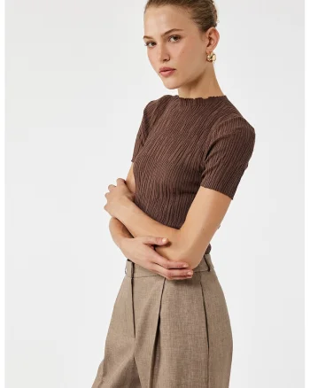 Pulover cambrat cu model texturat si maneci scurte, Maro inchis