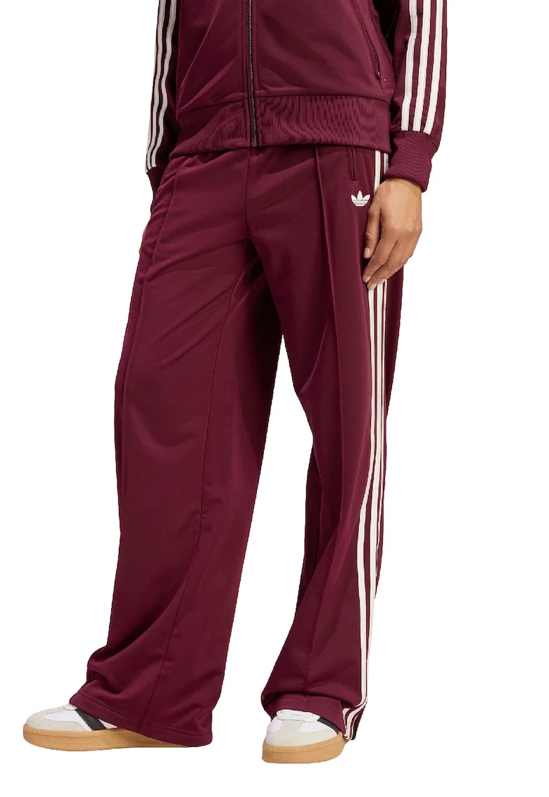 Pantaloni de trening cu croiala ampla si slituri laterale, Alb/Rosu inchis