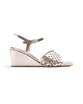 Sandale wedge de piele cu perforatii si nituri, Auriu platinat