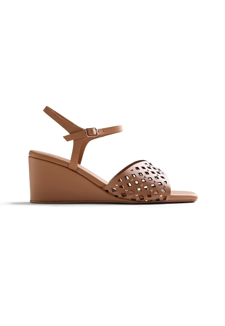 Sandale wedge de piele cu perforatii si nituri, Maro camel