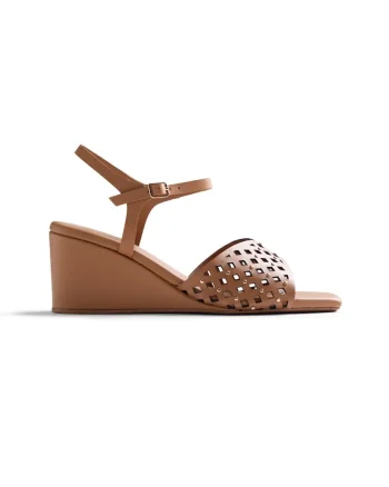 Sandale wedge de piele cu perforatii si nituri, Maro camel