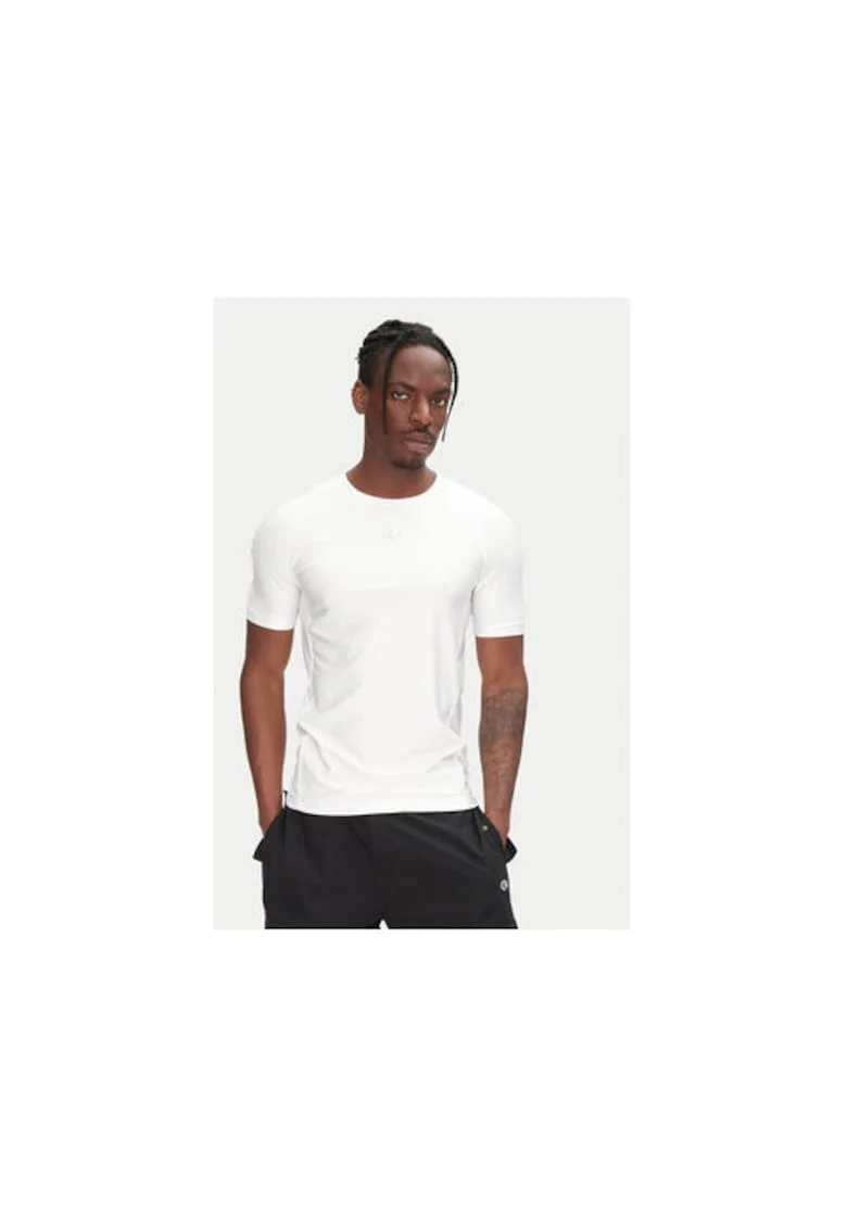 Tricou uni slim fit cu decolteu la baza gatului