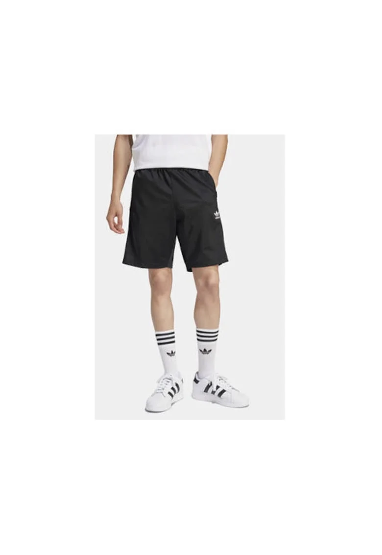 Pantaloni scurti cu logo si buzunare laterale.