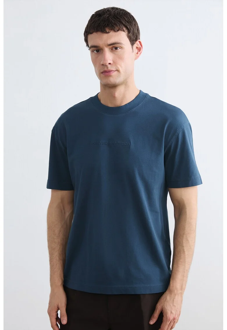 Tricou cu decolteu la baza gatului si text in relief, Albastru petrol
