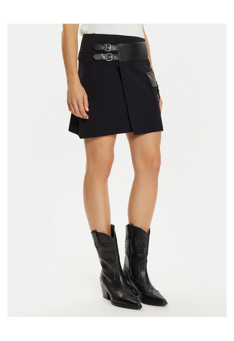 Fusta mini  negru, 2 caracteristici reprezentative,