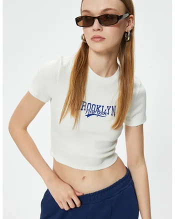 Tricou crop slim fit cu imprimeu pe spate, Alb/Albastru indigo