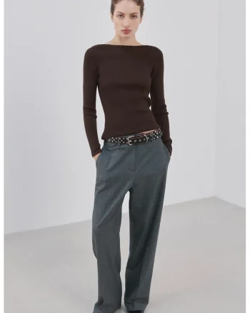 Pulover slim fit cu decolteu barcuta, Maro inchis