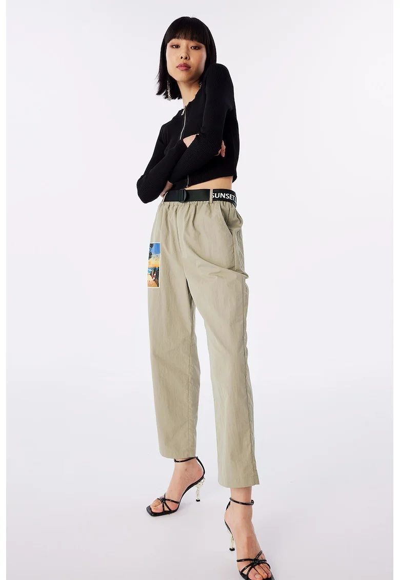 Pantaloni crop cu imprimeu foto, Maro camel
