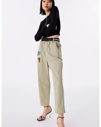 Pantaloni crop cu imprimeu foto, Maro camel