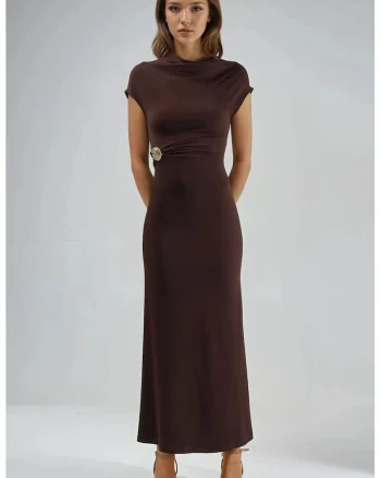 Rochie midi  maro, jerseu, cu accesoriu piatra