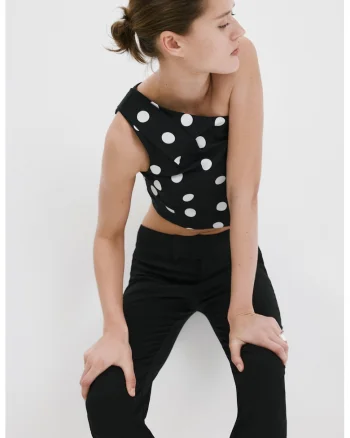 Top crop de in si lyocell cu decolteu pe un umar, Alb/Negru