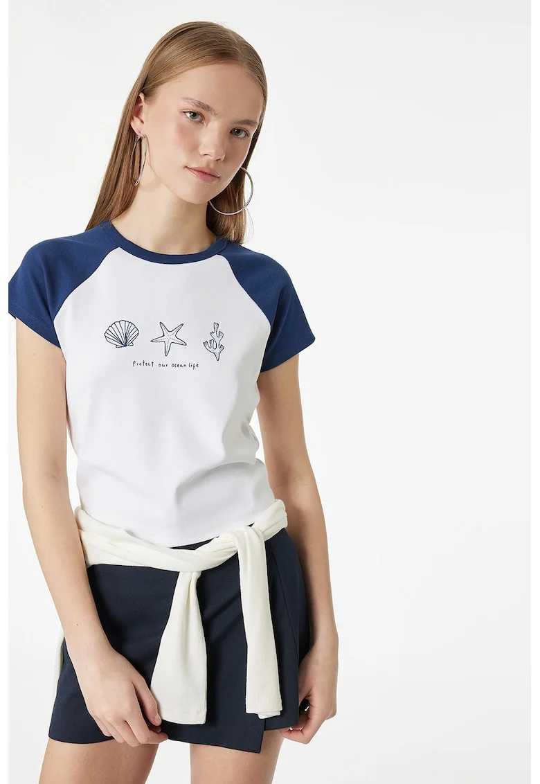 Tricou cu model grafic si decolteu la baza gatului, Alb/Albastru inchis