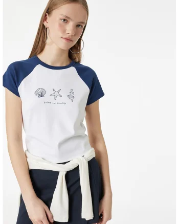 Tricou cu model grafic si decolteu la baza gatului, Alb/Albastru inchis