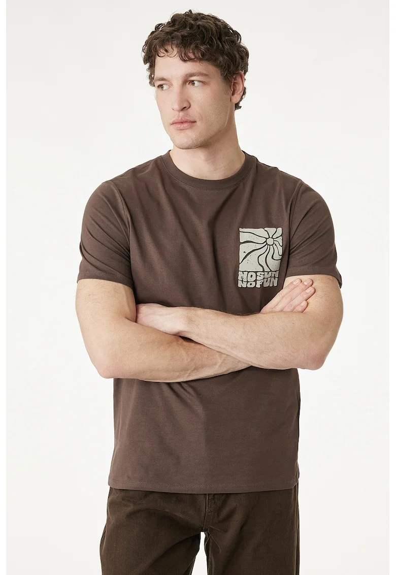 Tricou cu decolteu la baza gatului si imprimeu pe piept, Maro pamantiu