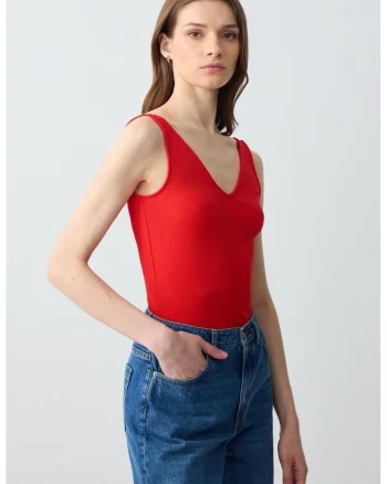 Top slim fit cu decolteu in V