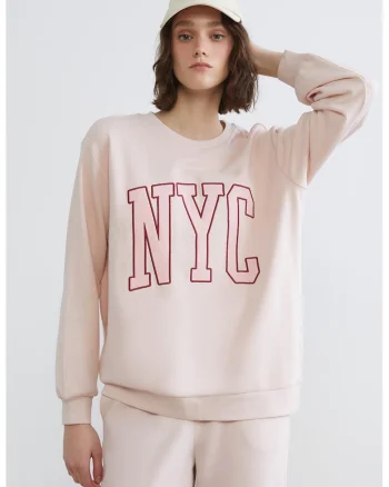 Bluza de trening cu croiala lejera, decolteu la baza gatului si imprimeu text, Rosu inchis/Nude rose