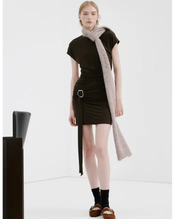 Rochie mini cambrata cu detaliu drapat si brosa, Maro