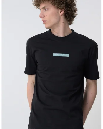 Tricou cu decolteu la baza gatului, Negru