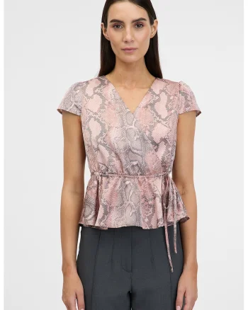 Bluza satinata petrecuta cu maneci scurte si terminatie cu volan, Negru stins/Roz prafuit