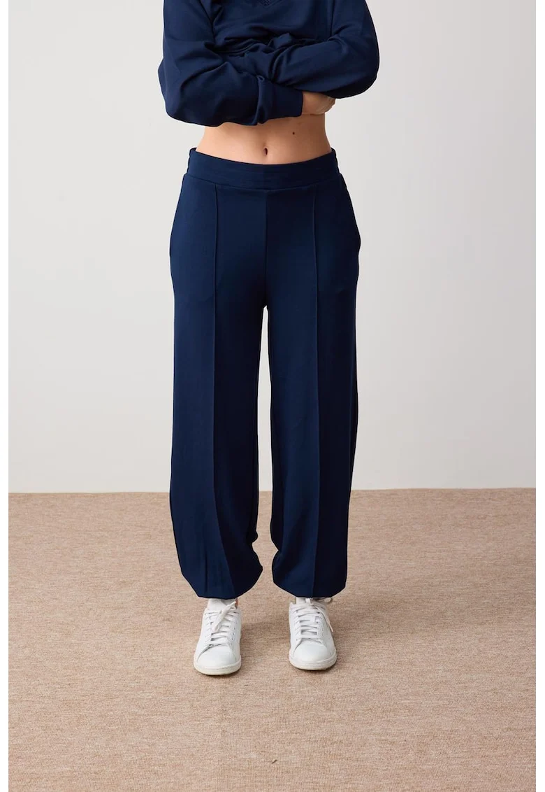 Pantaloni de trening din amestec de modal cu croiala relaxed-fit si cusaturi pe partea din fata, Bleumarin
