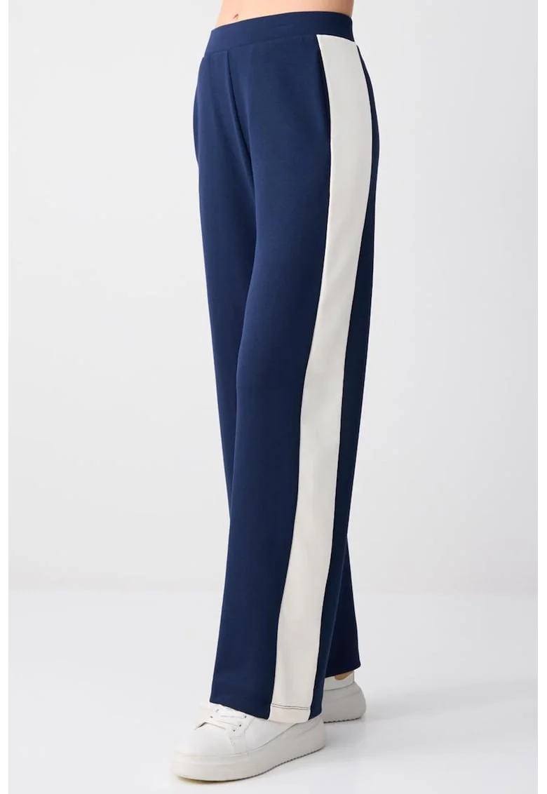 Pantaloni de trening din amestec de modal cu croiala ampla si buzunare laterale, Alb/Bleumarin